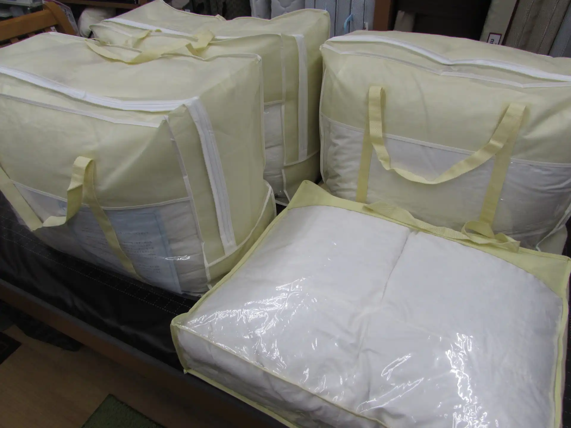 専用袋に入った羽毛布団