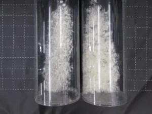 羽毛が筒に入って並んでいる