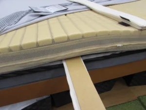 敷布団にサポートパットを入れて調整