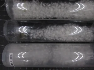 透明な筒に入った3種類の羽毛