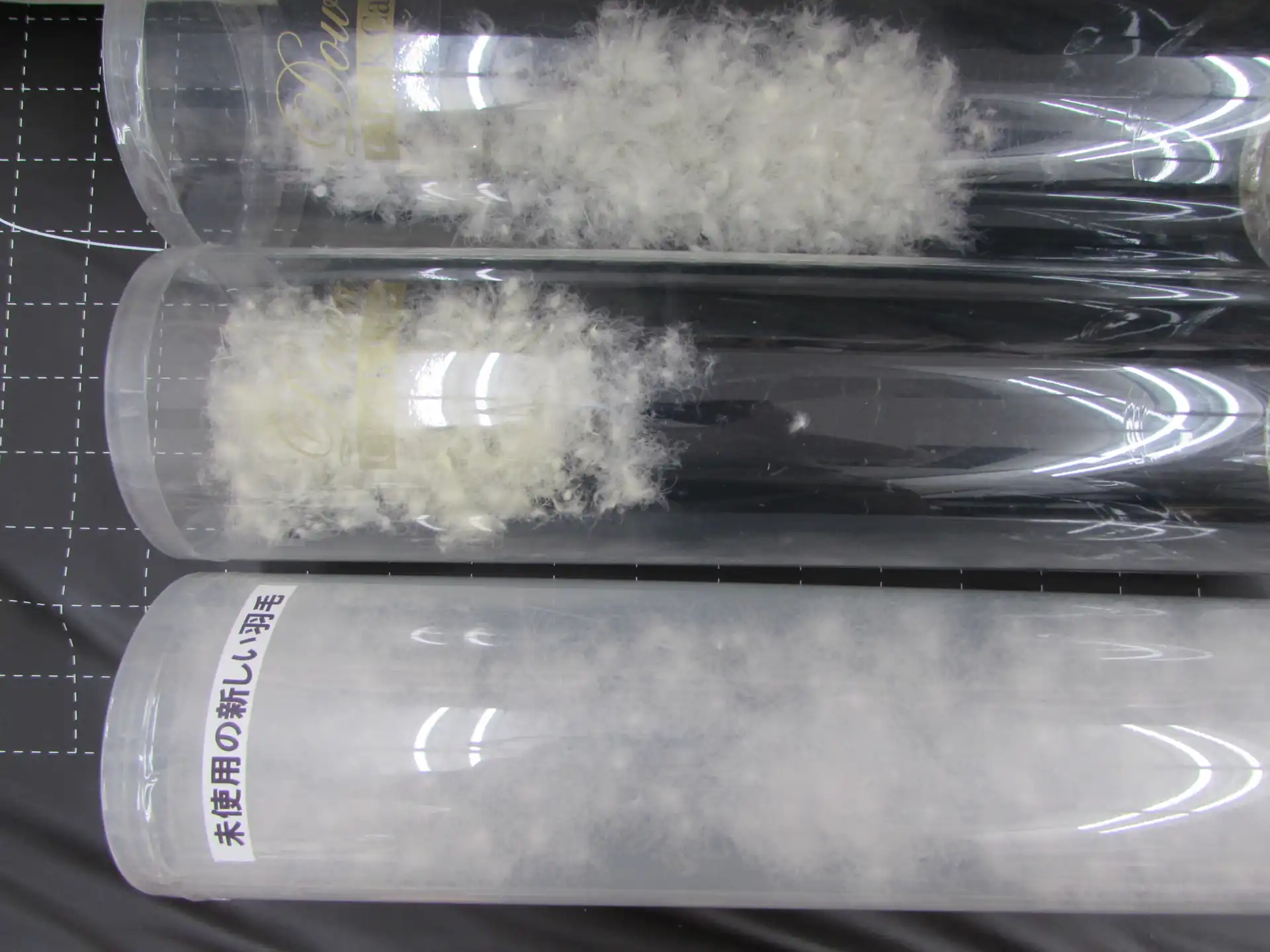 透明な筒に入った羽毛