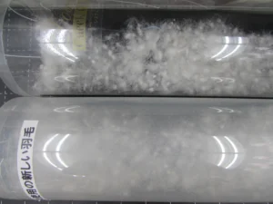 透明な筒に入った羽毛