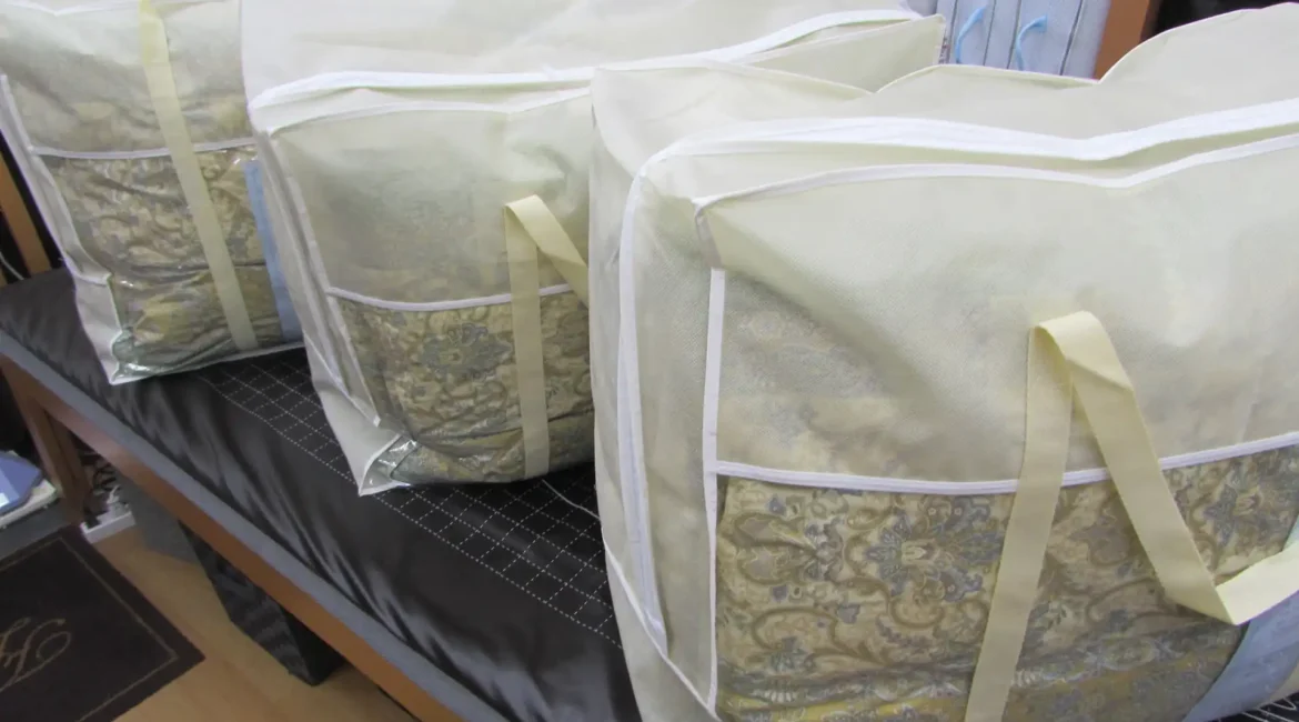 専用袋に入った羽毛布団