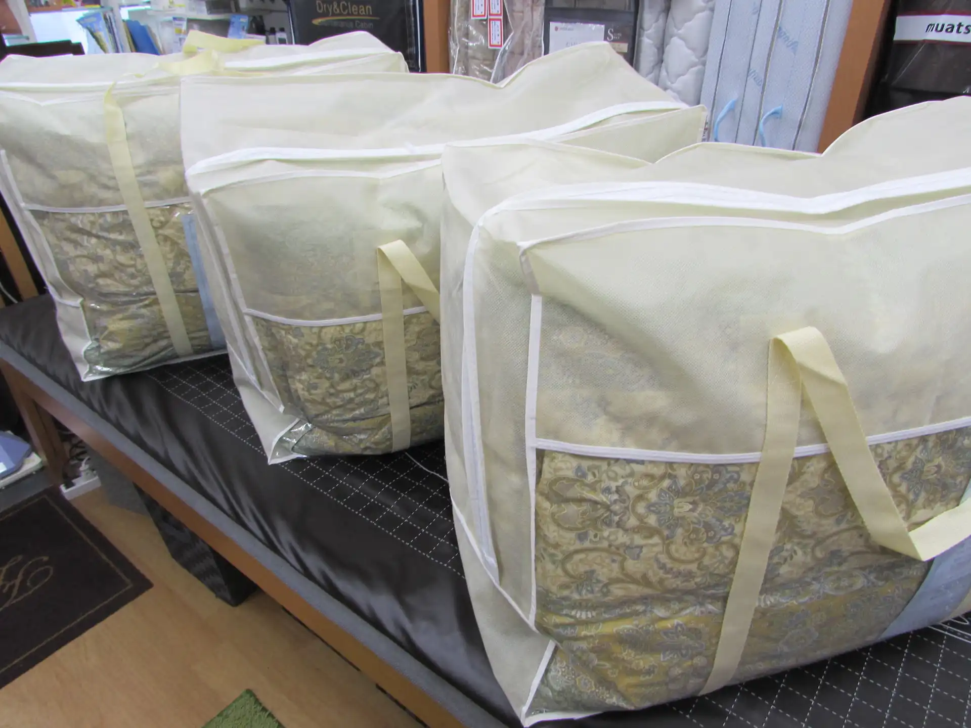 専用袋に入った羽毛布団