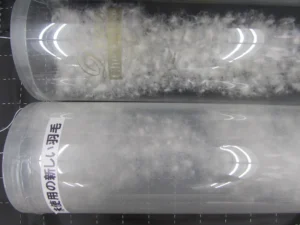 透明な筒に入った羽毛