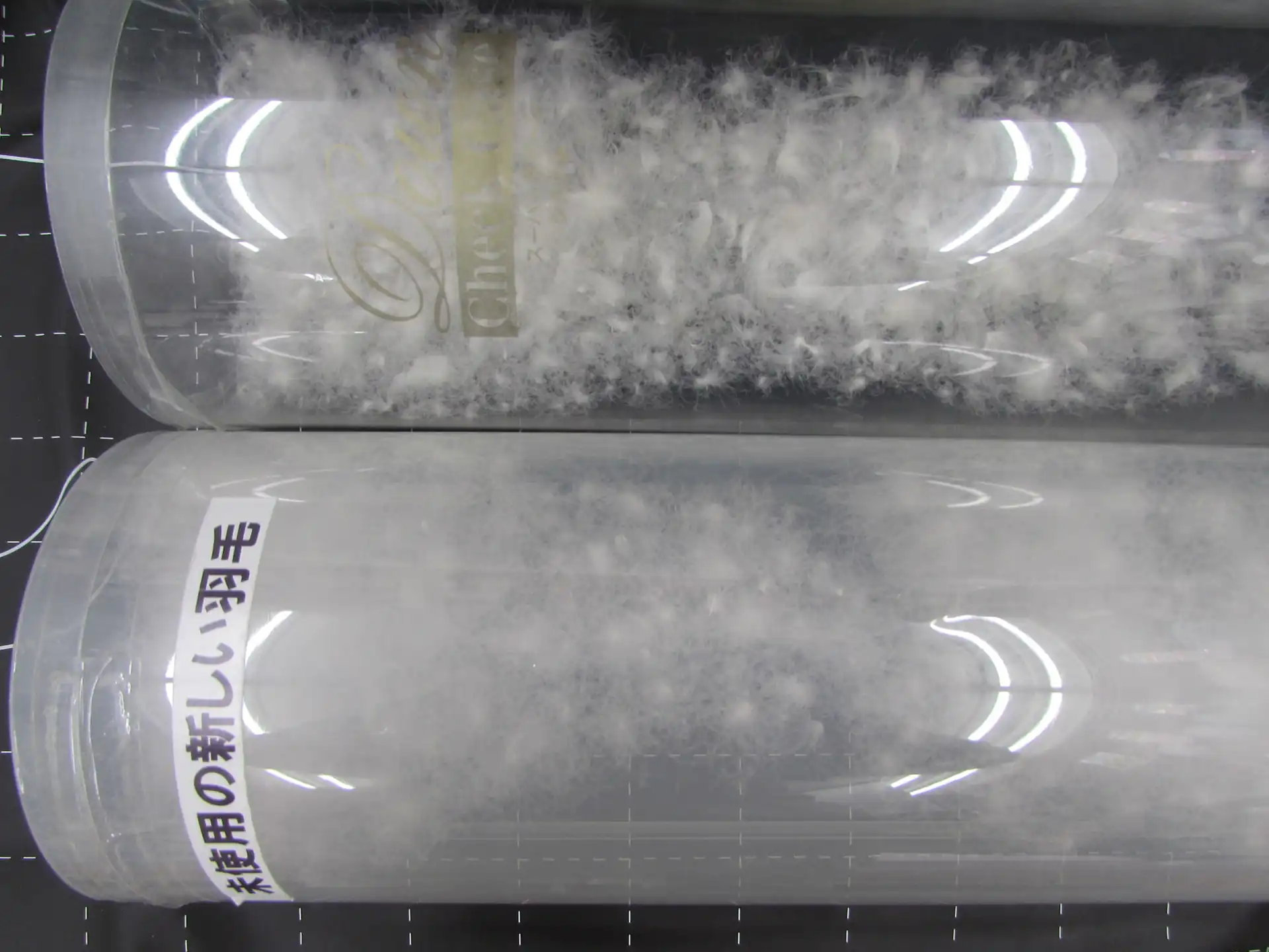 透明な筒に入った羽毛