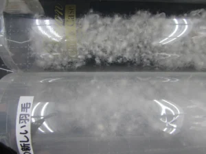 透明な筒に入った羽毛