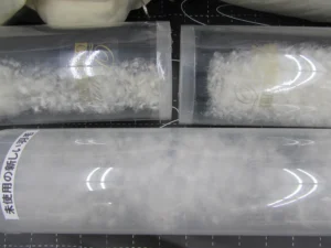 透明な筒に入った羽毛