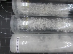 透明な筒に入った羽毛