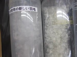 透明な筒に入った羽毛