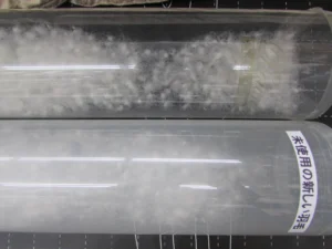 透明な筒に入った羽毛