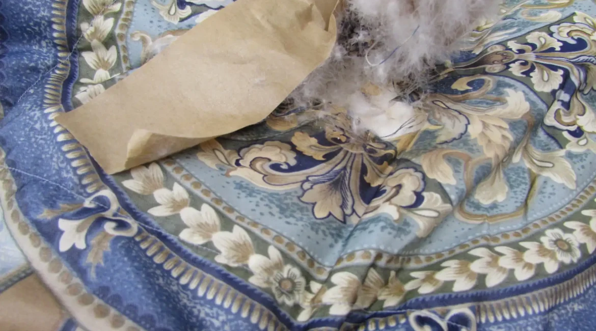 穴の開いた羽毛布団