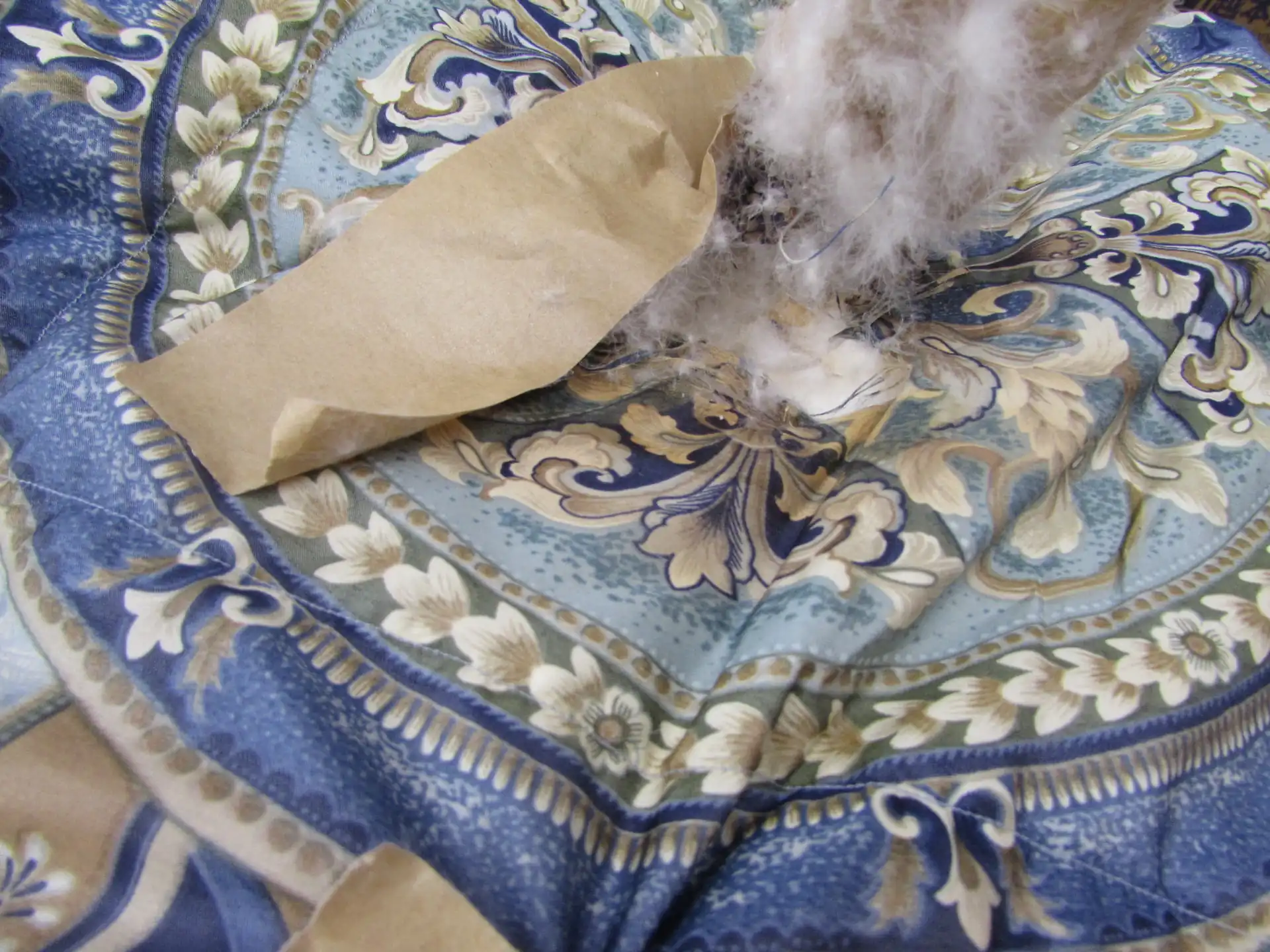 穴の開いた羽毛布団