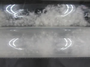 透明な筒に入った羽毛