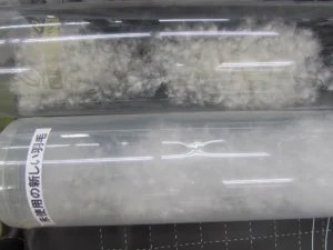 透明な筒に入った羽毛