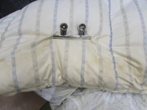黄ばんでクリップのついている羽毛布団
