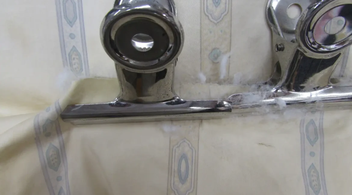 破れたところをクリップでおさえている