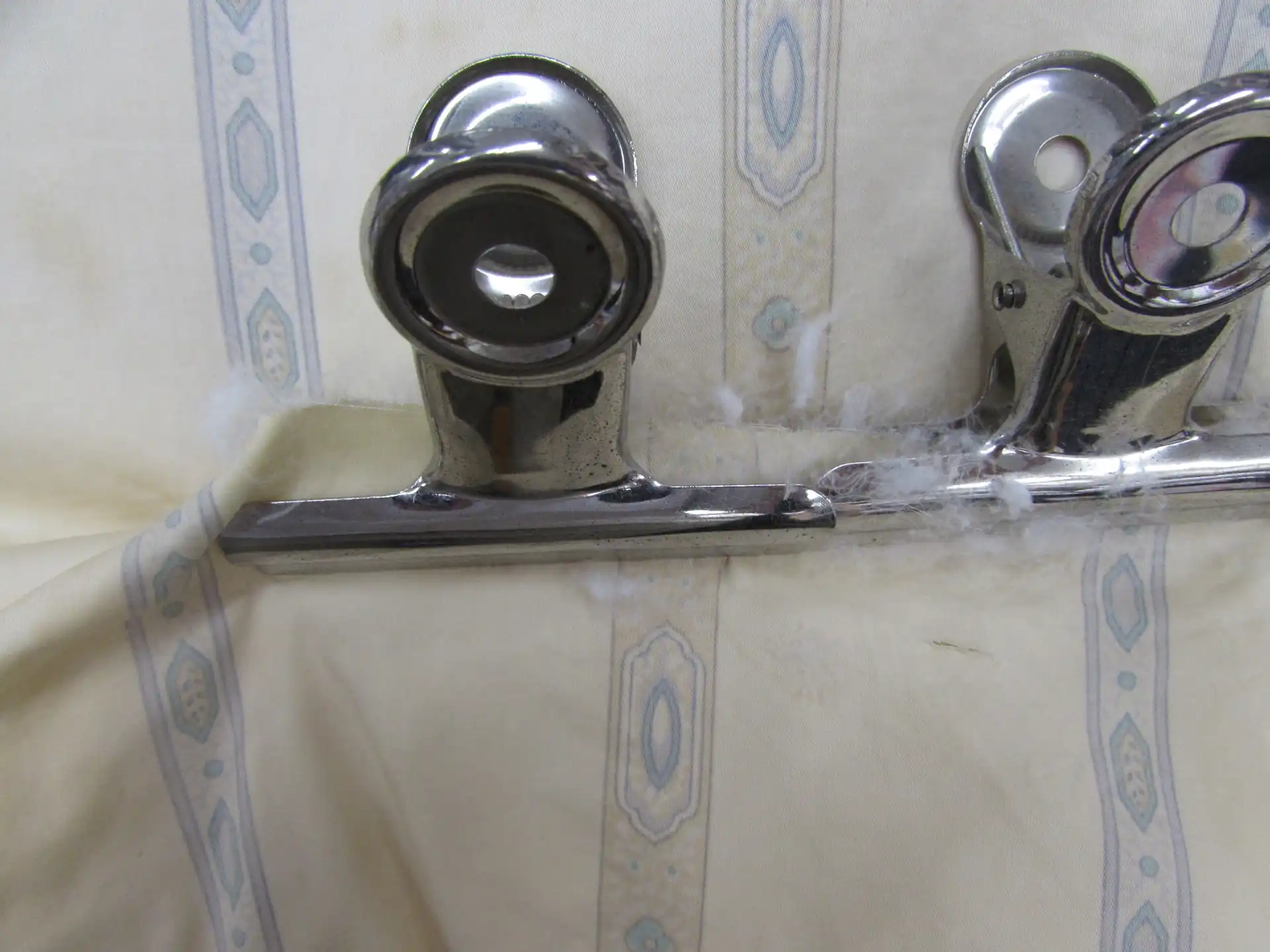 破れたところをクリップでおさえている