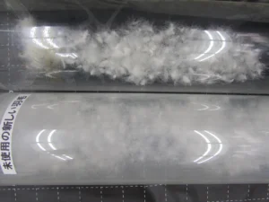 透明な筒に入った羽毛