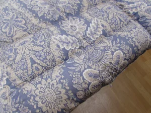 青い柄の羽毛布団