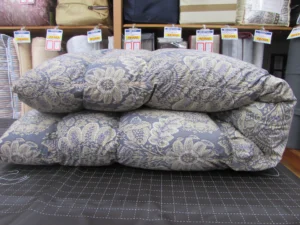 二つに折りたたまれた羽毛布団