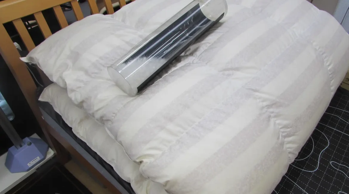 羽毛布団と透明な筒に入った羽毛