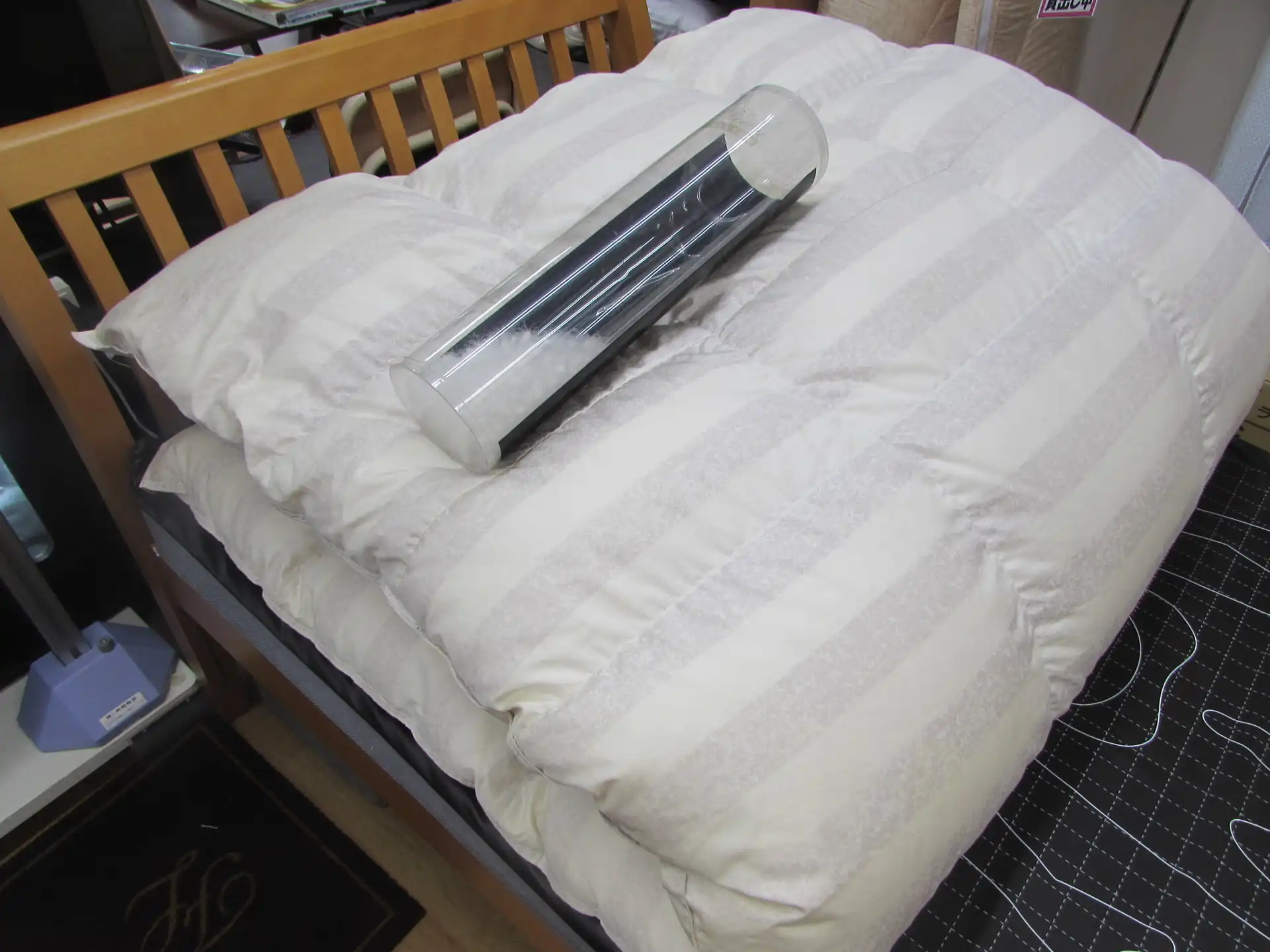 羽毛布団と透明な筒に入った羽毛