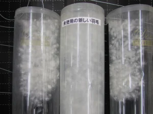 透明な筒に入った羽毛