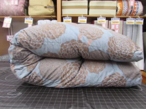 二つに折りたたまれた羽毛布団