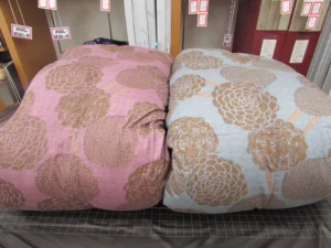 ピンクと水色の折りたたまれた羽毛布団