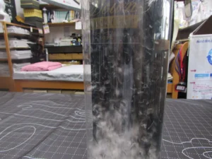 透明な筒に入った羽毛