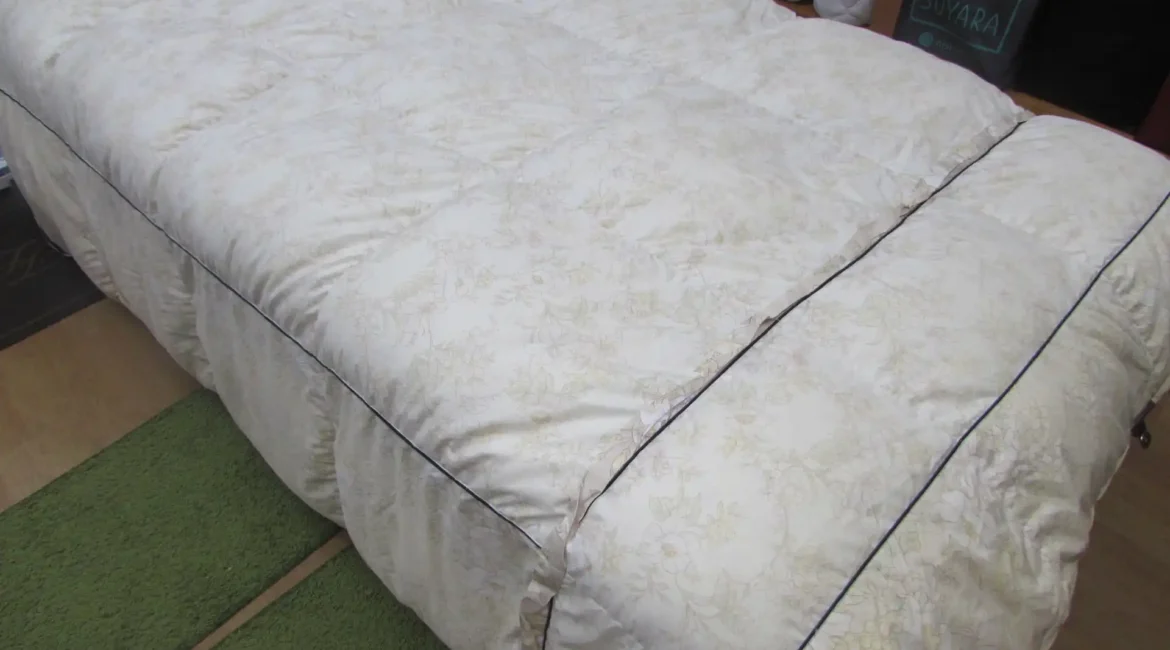 白い柄の羽毛布団