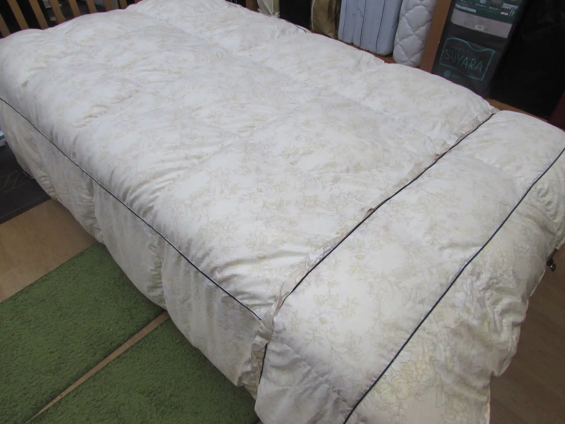 白い柄の羽毛布団