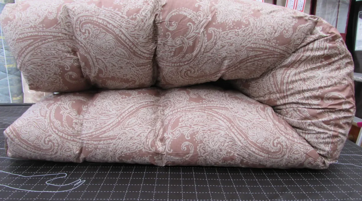 二つに折りたたまれた羽毛布団