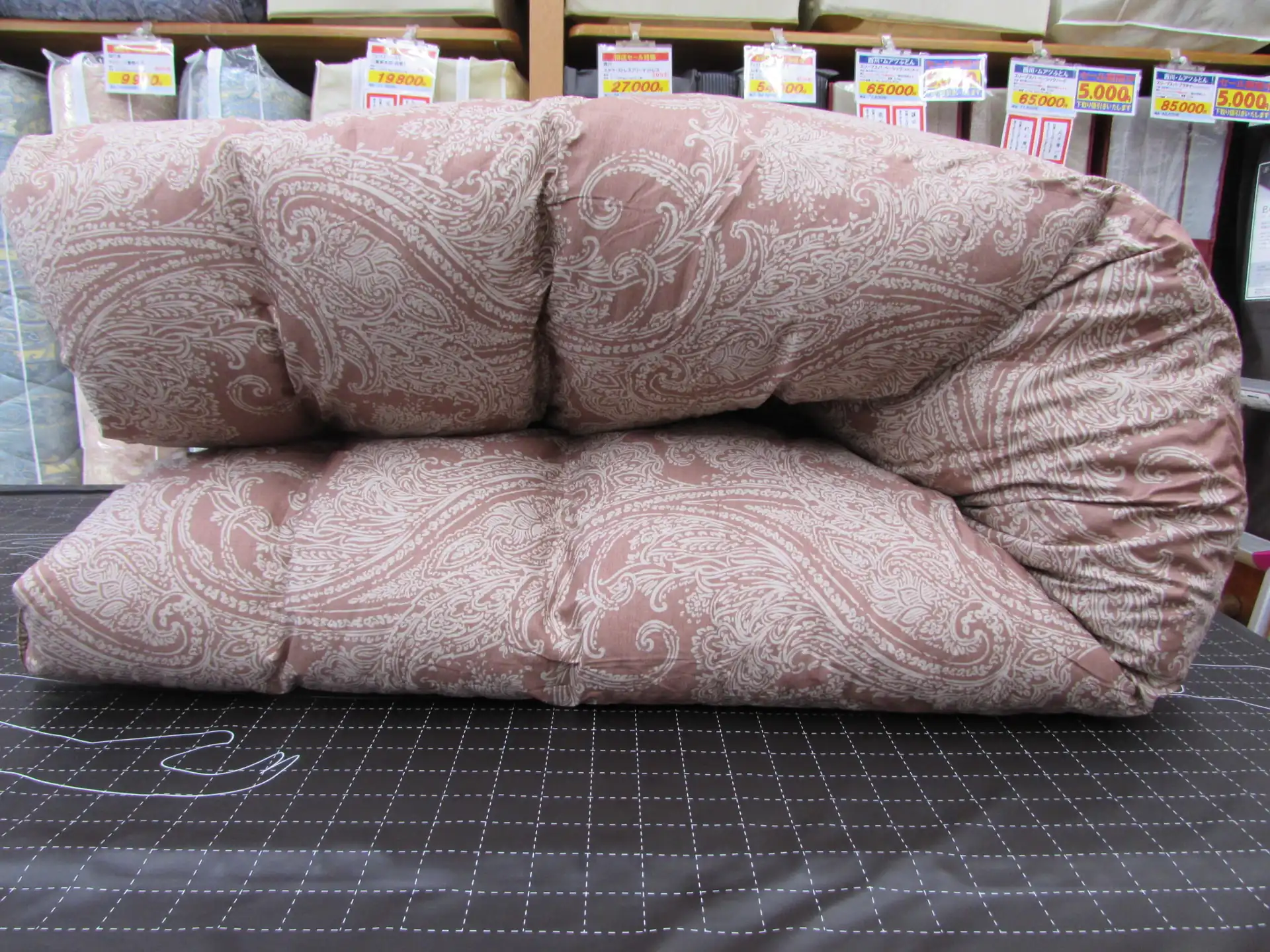 二つに折りたたまれた羽毛布団