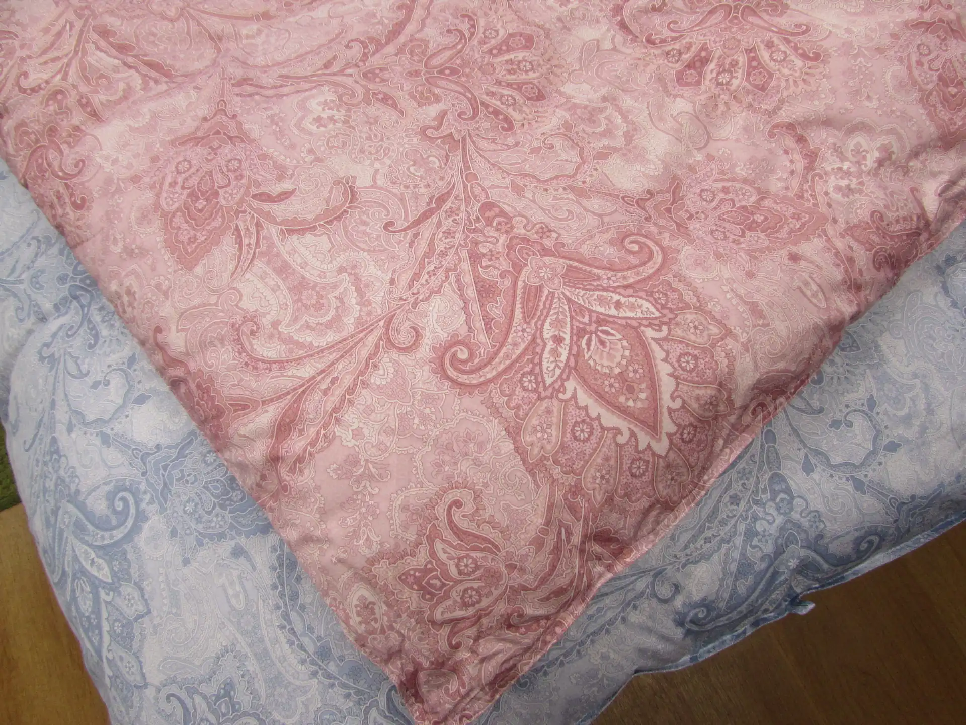 羽根ぶとん２色レッド.ブルー