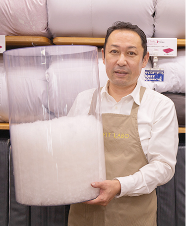 中綿を持つ店長