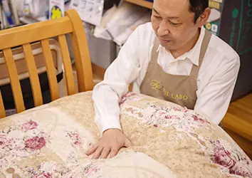 羽毛を外から見る男性